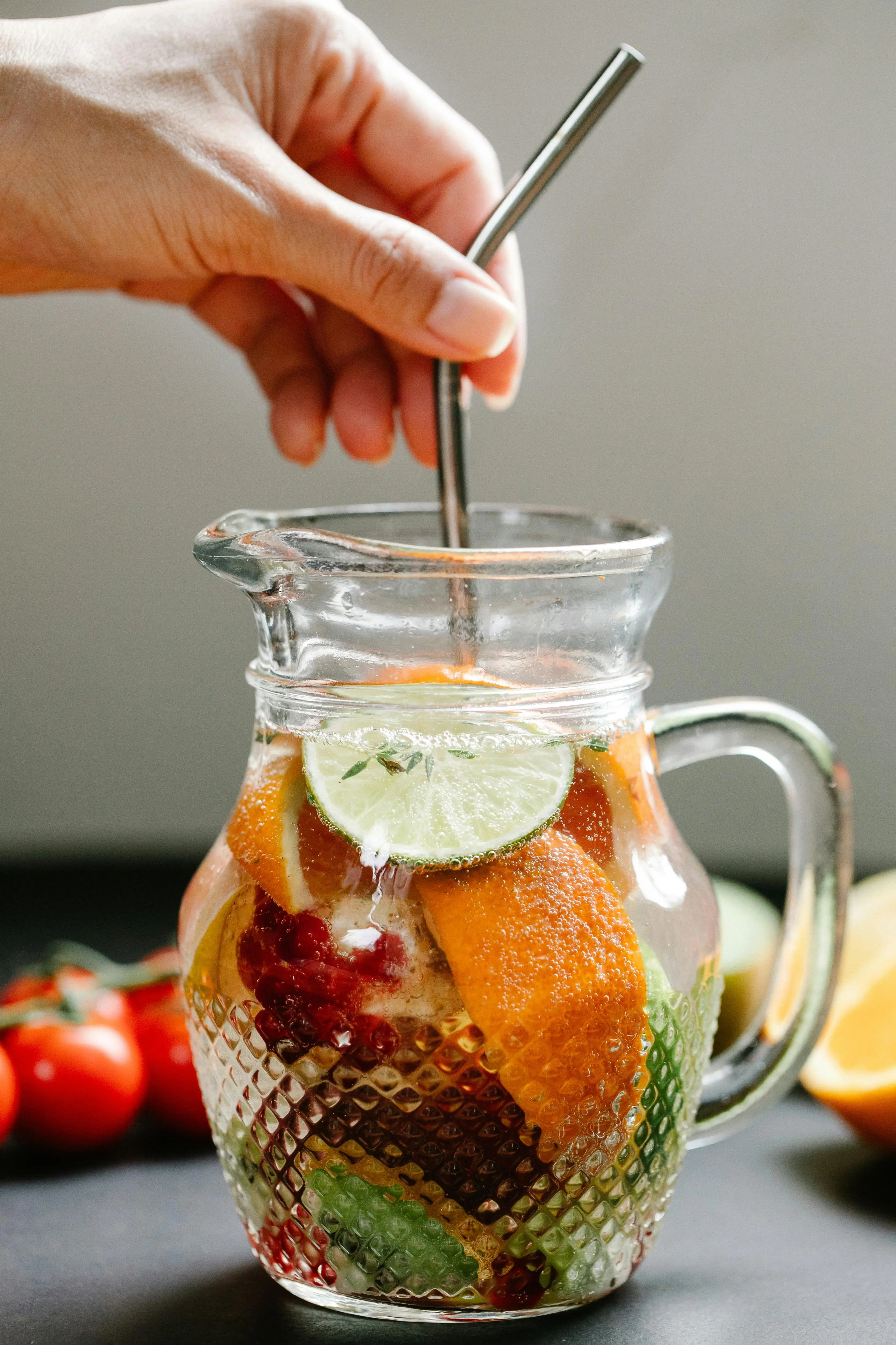 Infused Water Buah Tropis: Solusi Hidrasi Segar dan Bernutrisi di Musim Panas