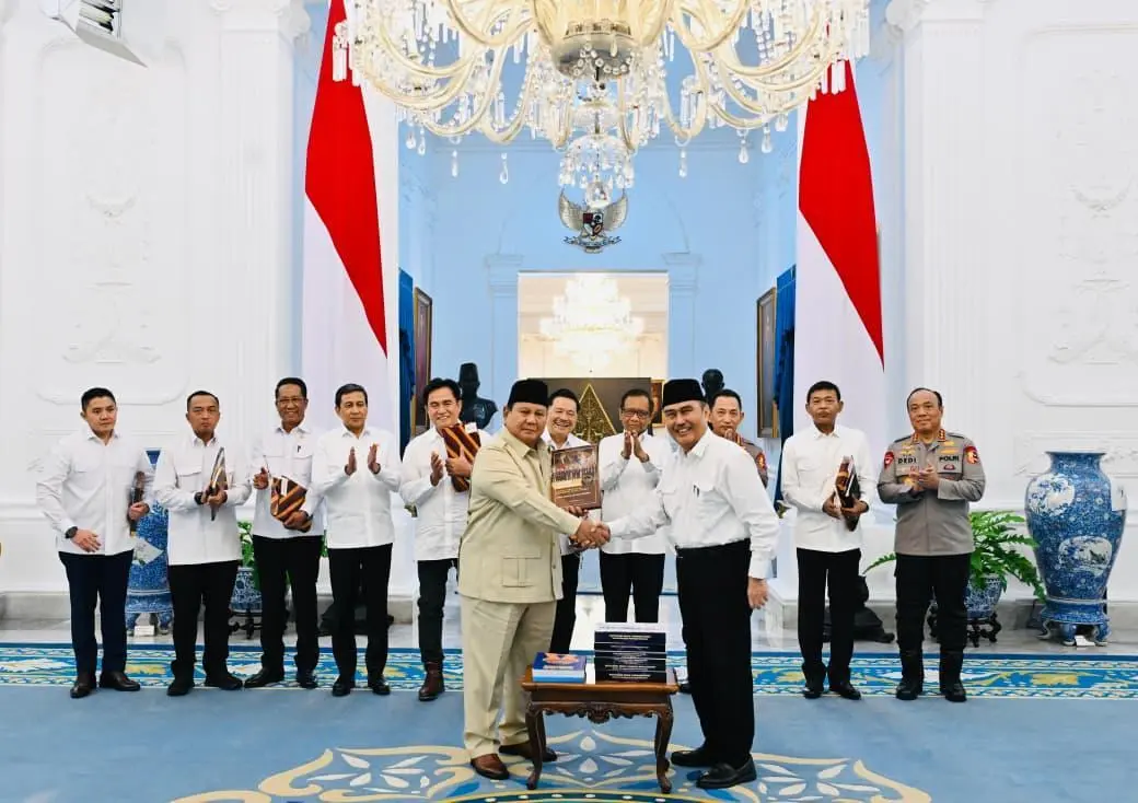Presiden Prabowo Terima 10 Buku Laporan Reformasi Polri dari Komisi Jimly Asshiddiqie