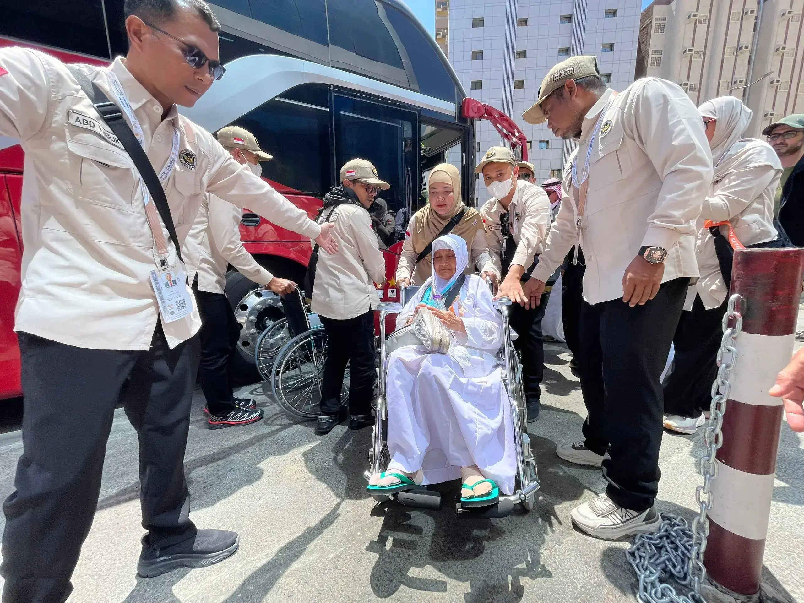 Fasilitas Bus Shalawat 24 Jam: Layanan Inklusif dan Ramah Lansia bagi Jemaah Haji di Makkah