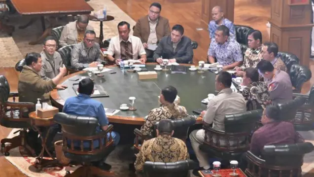 Presiden Prabowo Pimpin Ratas di Hambalang: Fokus pada Isu Strategis dan Aspirasi Buruh