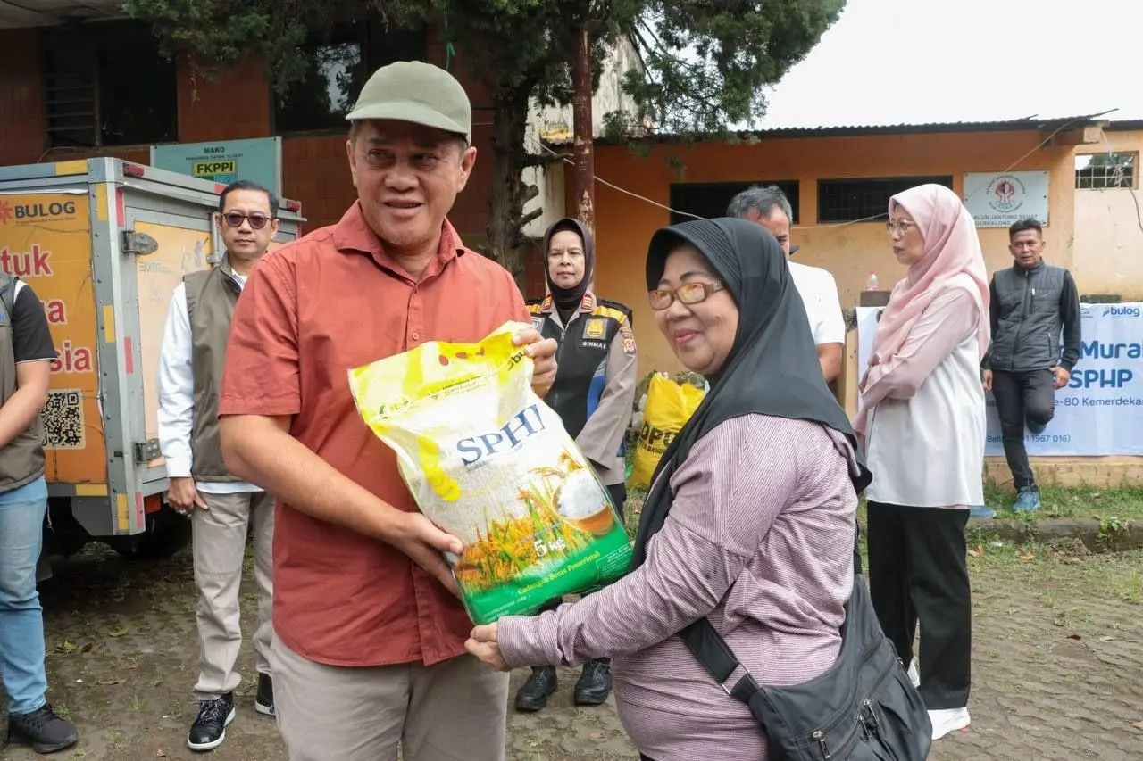 Tekan Inflasi, Pemkot Bandung Salurkan Bantuan Beras dan Minyak Goreng ke 146 Ribu Warga