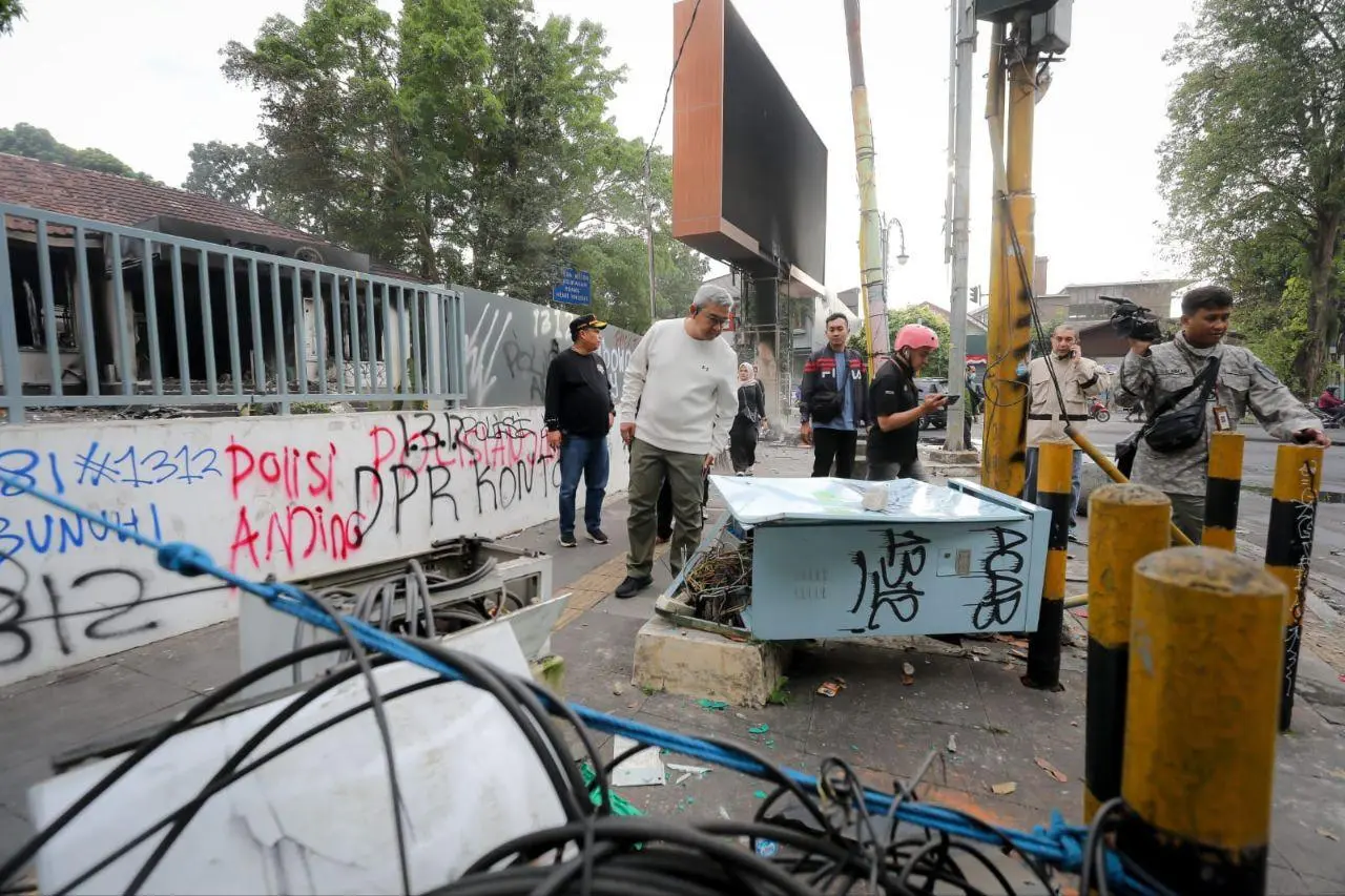 Fasilitas Lalu Lintas Bandung Rusak Parah Akibat Demo Ricuh May Day, Kerugian Capai Rp400 Juta