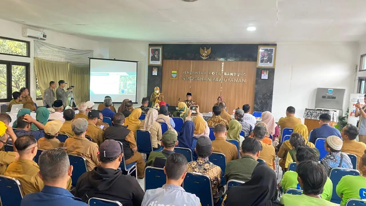 Siskamling Siaga Bencana ke-92: Fokus pada Kemandirian Kelola Sampah di Pamoyanan