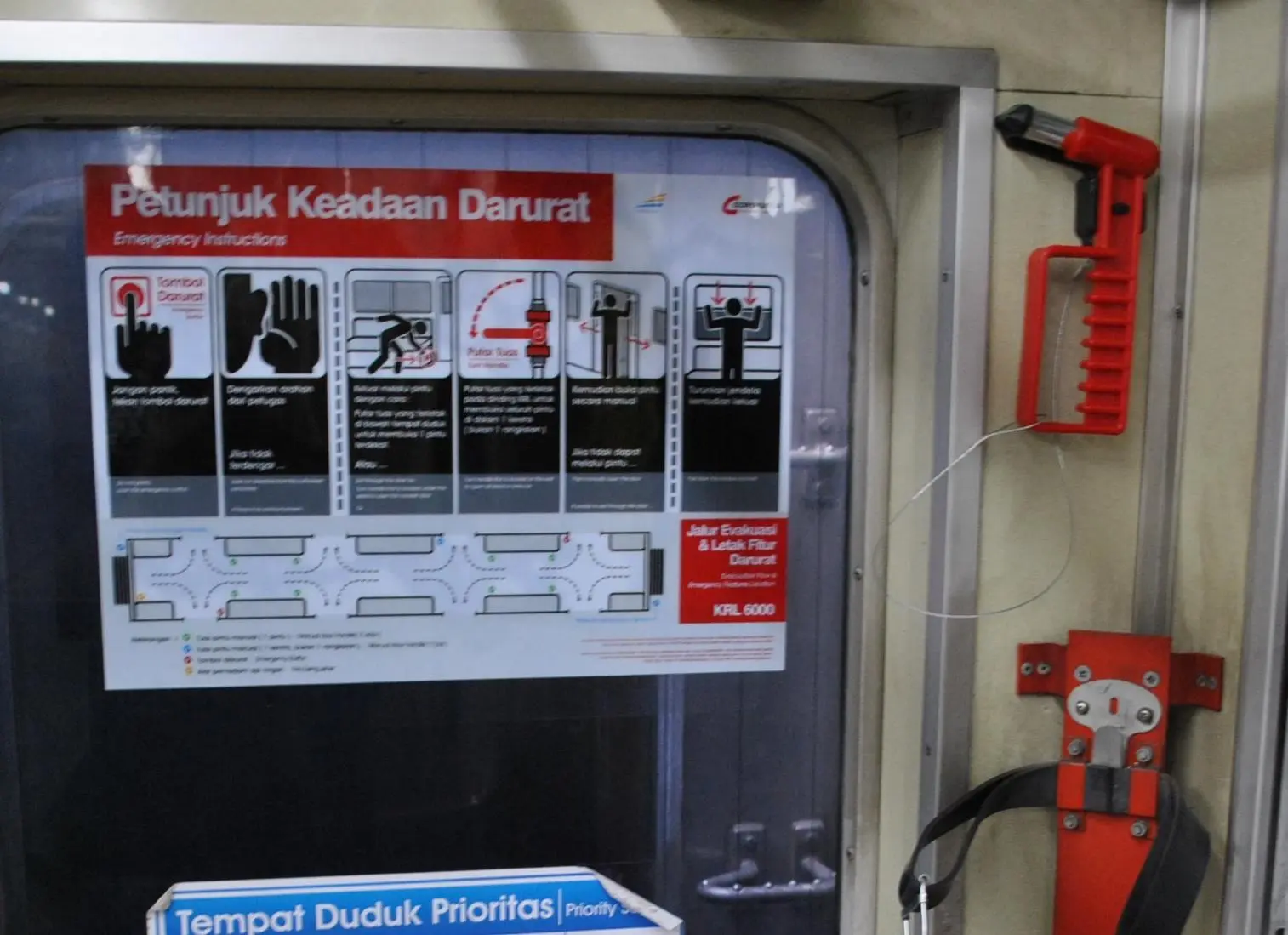 Cara Menggunakan Alat Pemecah Kaca dan Pintu Darurat Kereta dalam Kondisi Terdesak