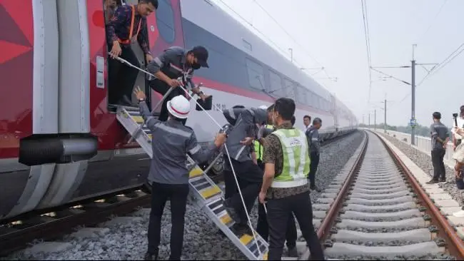 Panduan Keselamatan: Apa yang Harus Dilakukan saat Situasi Darurat dalam Kereta Api?