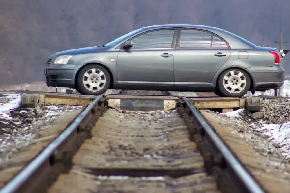 Mobil Listrik Mogok di Perlintasan Kereta? Lakukan Langkah Darurat Ini Segera!