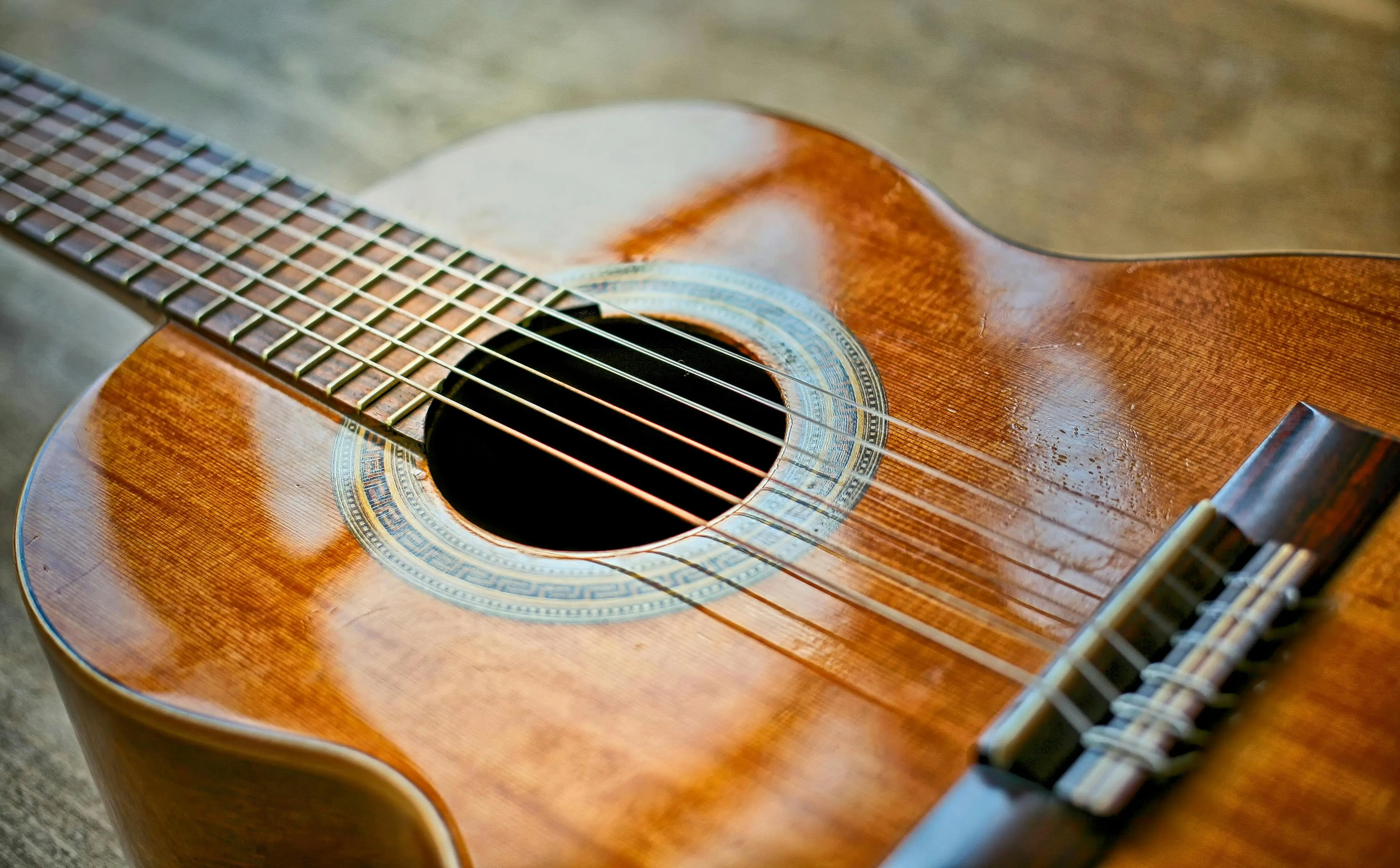 Gitar sebagai Instrumen Global: Melodi yang Menembus Batas Zaman dan Budaya