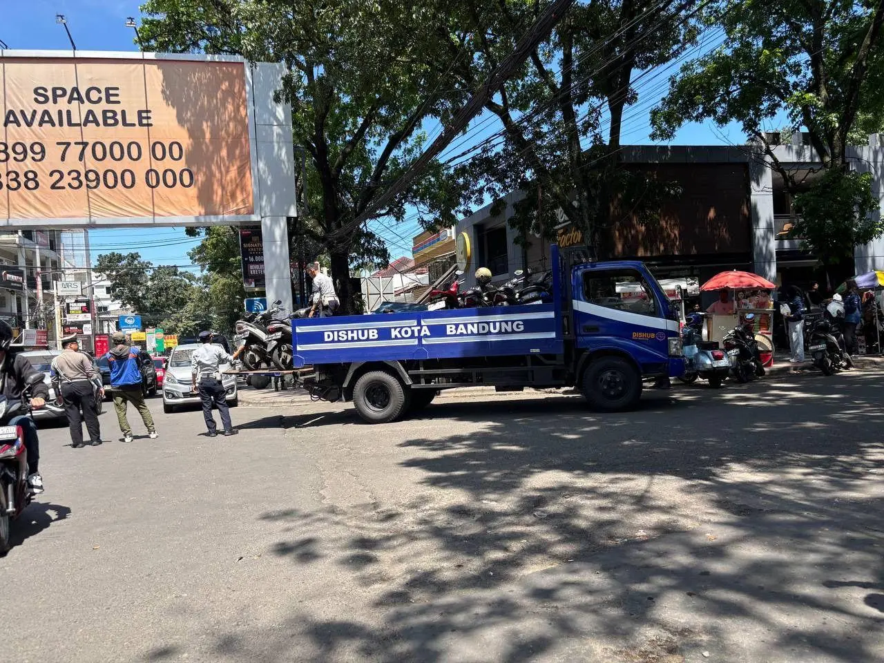 Dishub Bandung Tindak Tegas Parkir Liar di Kawasan Wisata, Puluhan Kendaraan Ditilang
