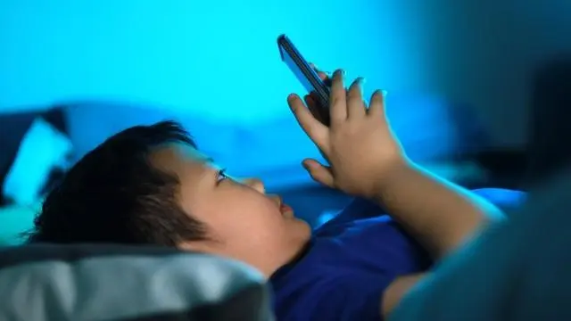 Bahaya Paparan Gadget Sebelum Tidur: Alasan Utama Balita Sulit Terlelap dan Sering Tantrum