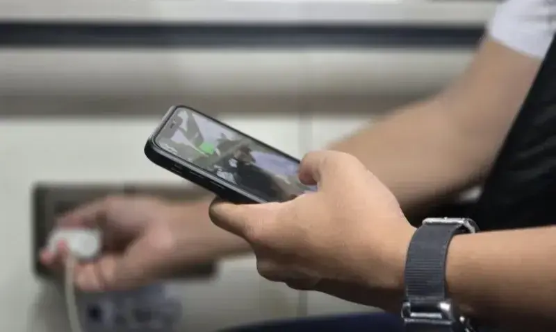 Etika Menggunakan Stopkontak Kereta Api: Jangan Dimonopoli dan Tetap Waspada!