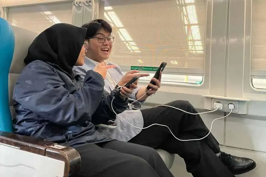 Tips Mengisi Daya Ponsel di Kereta Api Agar Baterai Tidak Cepat Rusak, Perhatikan Voltase!