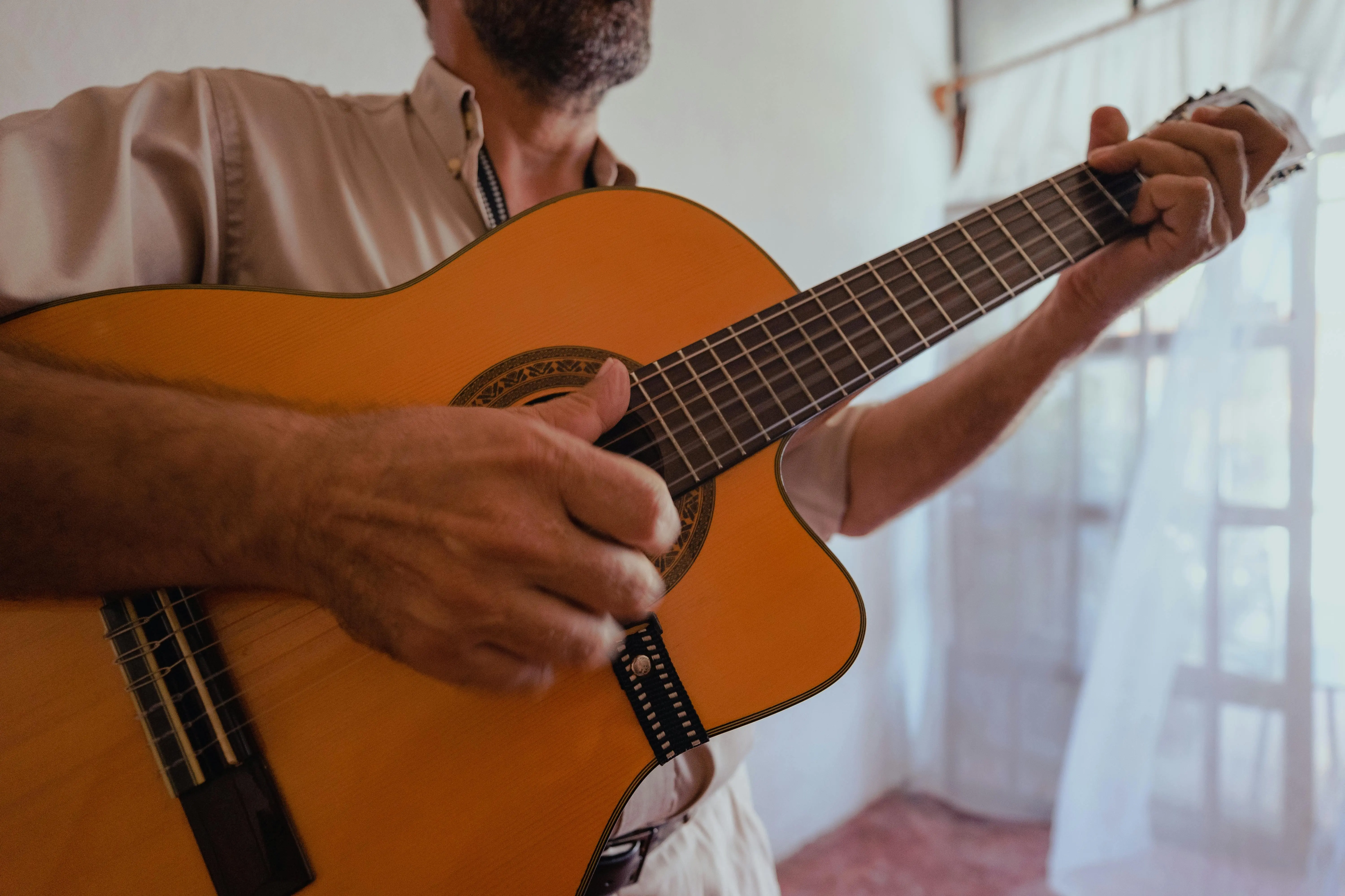 Bagaimana Suara Gitar Dihasilkan? Menjelajahi Keajaiban Fisika di Balik Nada