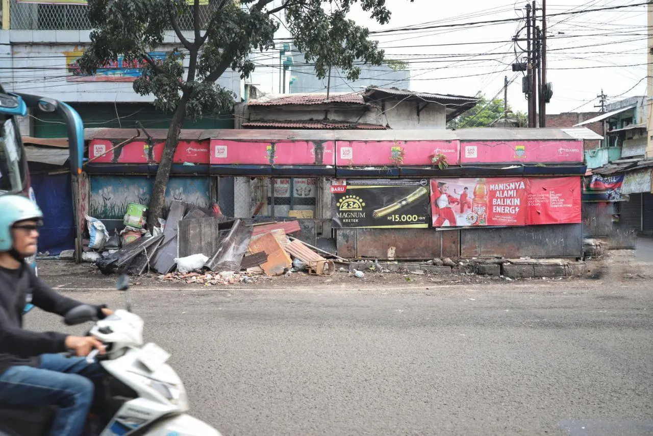 Dukung Ketertiban Umum, Satpol PP Kota Bandung Bersihkan Lapak Terbengkalai di Cibeunying Kidul