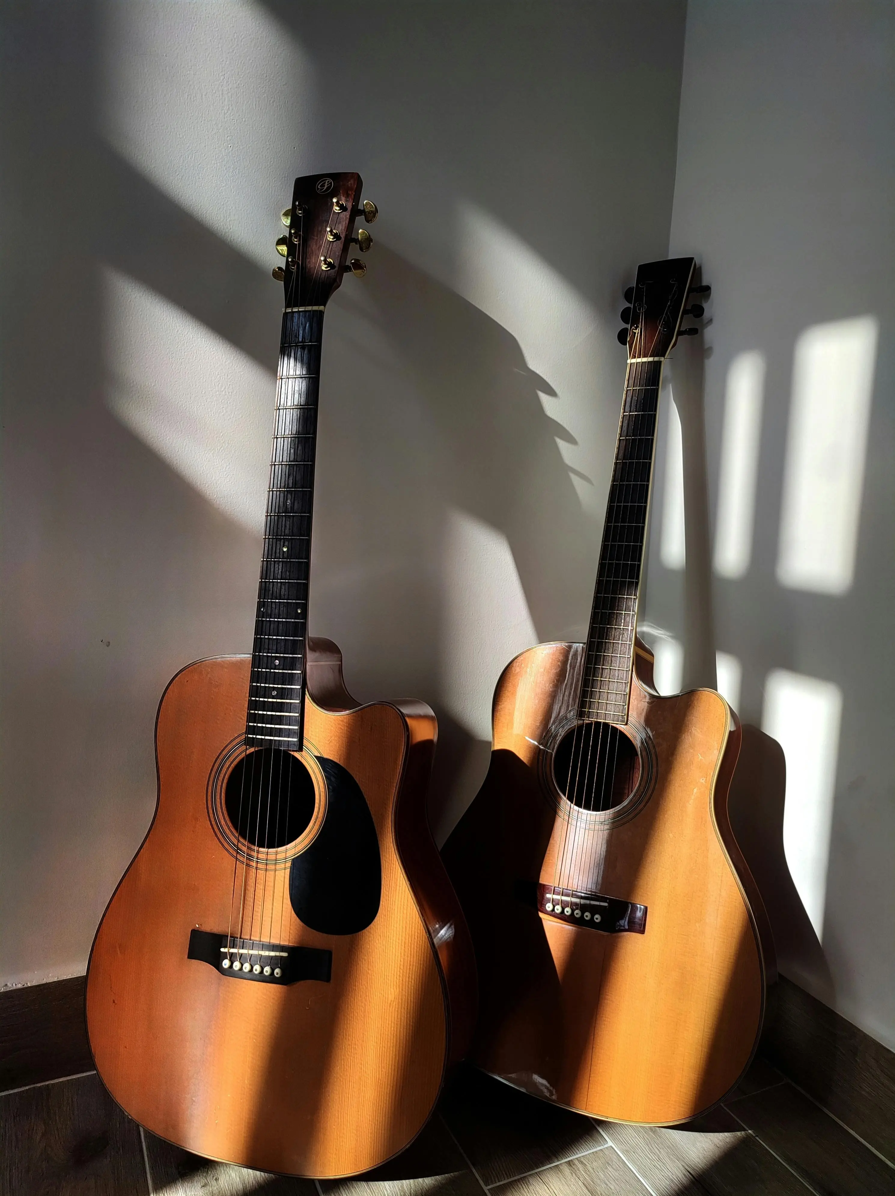 Gitar Akustik vs Klasik: Mana yang Lebih Mudah untuk Pemula?