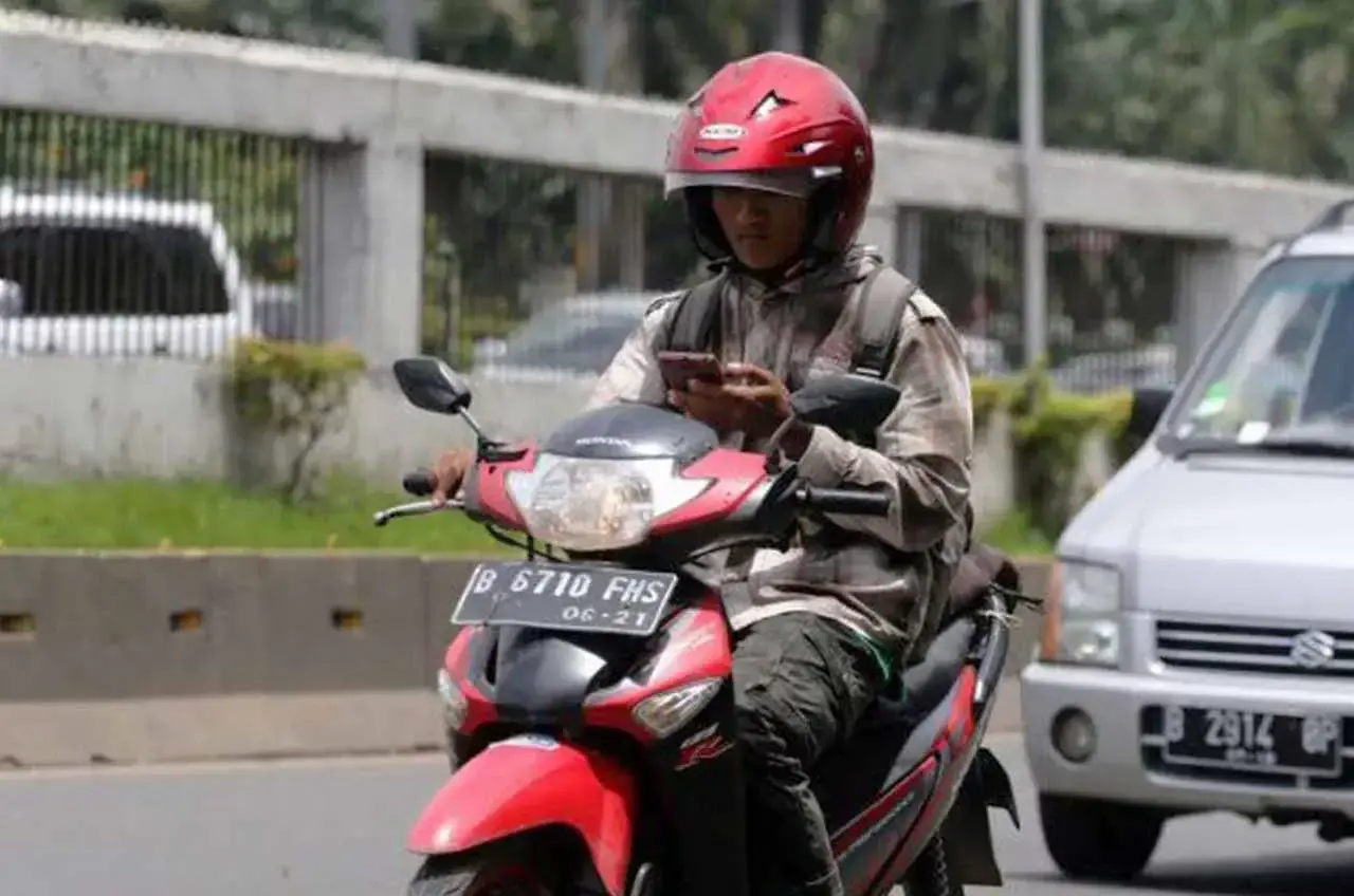 Bukan Hanya Soal Denda, Ini Alasan Mengapa Main HP Saat Berkendara Sangat Berbahaya