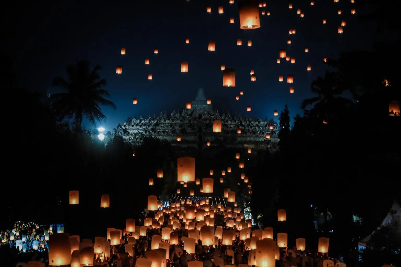 Melepas Lentera Perdamaian, Festival Lampion Waisak Borobudur 2026 Kembali Digelar Dua Sesi