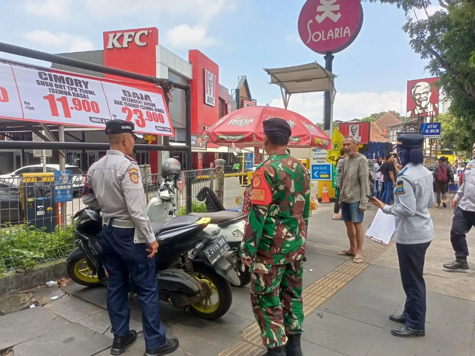Sasar Trotoar Otista dan Gardujati, Operasi Gabungan Dishub Bandung Tindak Puluhan Kendaraan