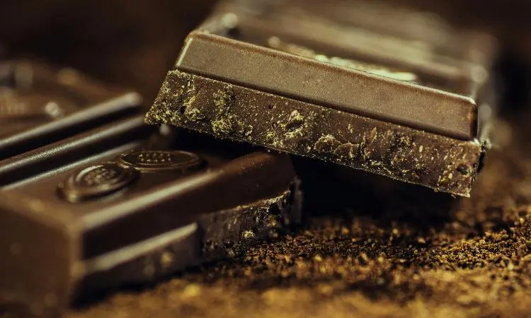 Apa yang Terjadi pada Tubuh jika Makan Cokelat di Malam Hari? Simak Dampaknya Sebelum Tidur!