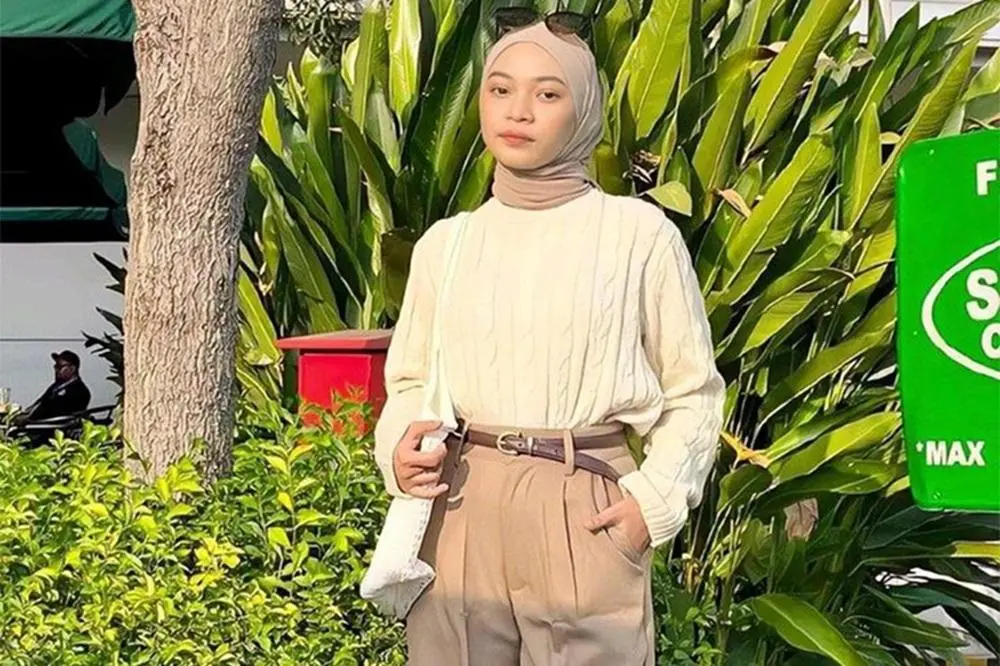 Baju Berwarna Cream Cocok dengan Celana Warna Apa? Ini 4 Kombinasi yang Bikin Penampilanmu Classy!