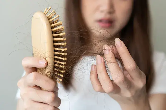 Ciri-ciri Rambut Rontok karena Penyakit, Wajib Diwaspadai Sebelum Terlambat!