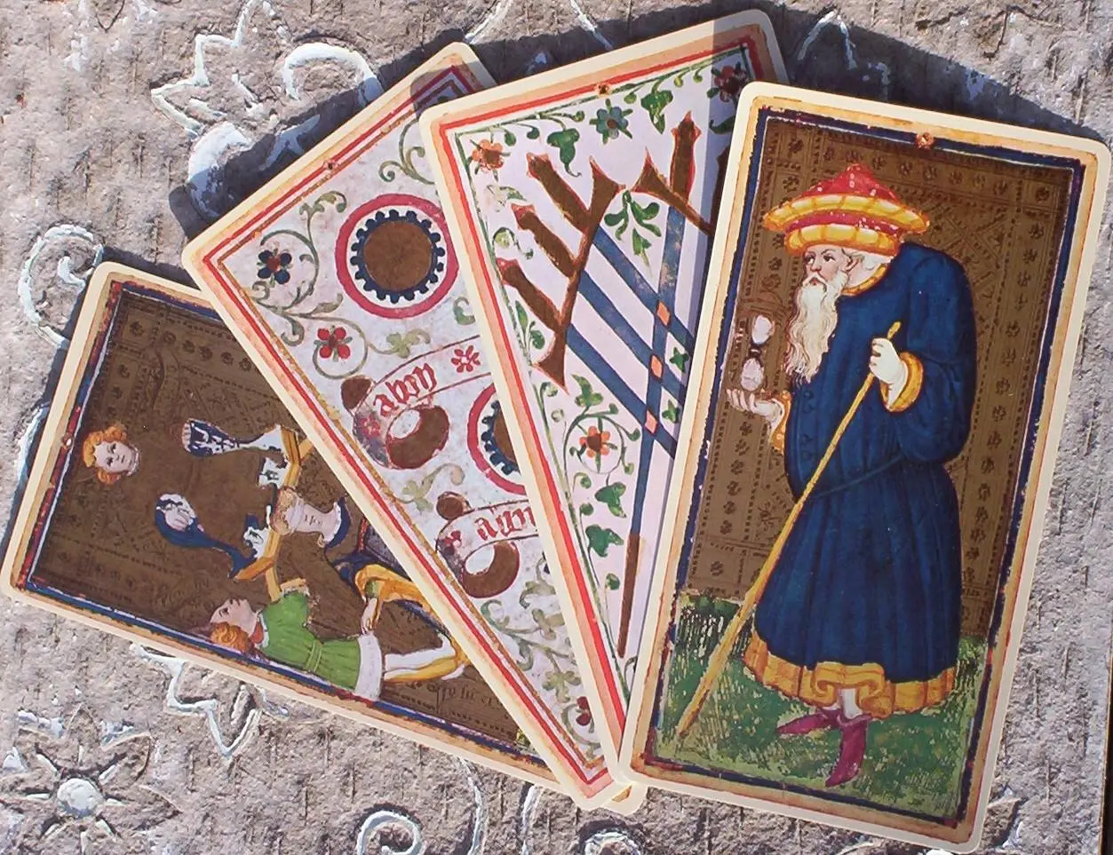 Menguak Makna di Balik Simbol Kartu Tarot: Dari Warna Hingga Elemen Alam