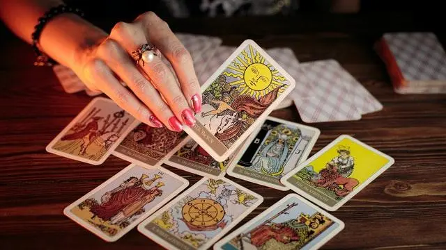 Penasaran Bagaimana Cara Kerja Tarot? Ini Tahapan bagi Pemula untuk Memulai Pembacaan Kartu