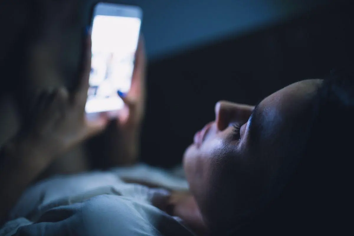 Kenapa Harus Hindari Gadget 30 Menit Sebelum Tidur? Ini Dampak Buruknya bagi Otak