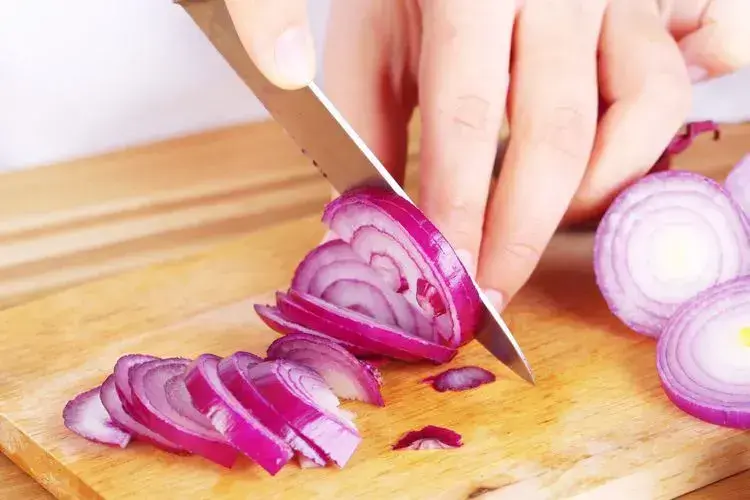 Tips Mengiris Bawang Merah Tanpa Menangis, Lakukan 3 Trik Simpel Ini!