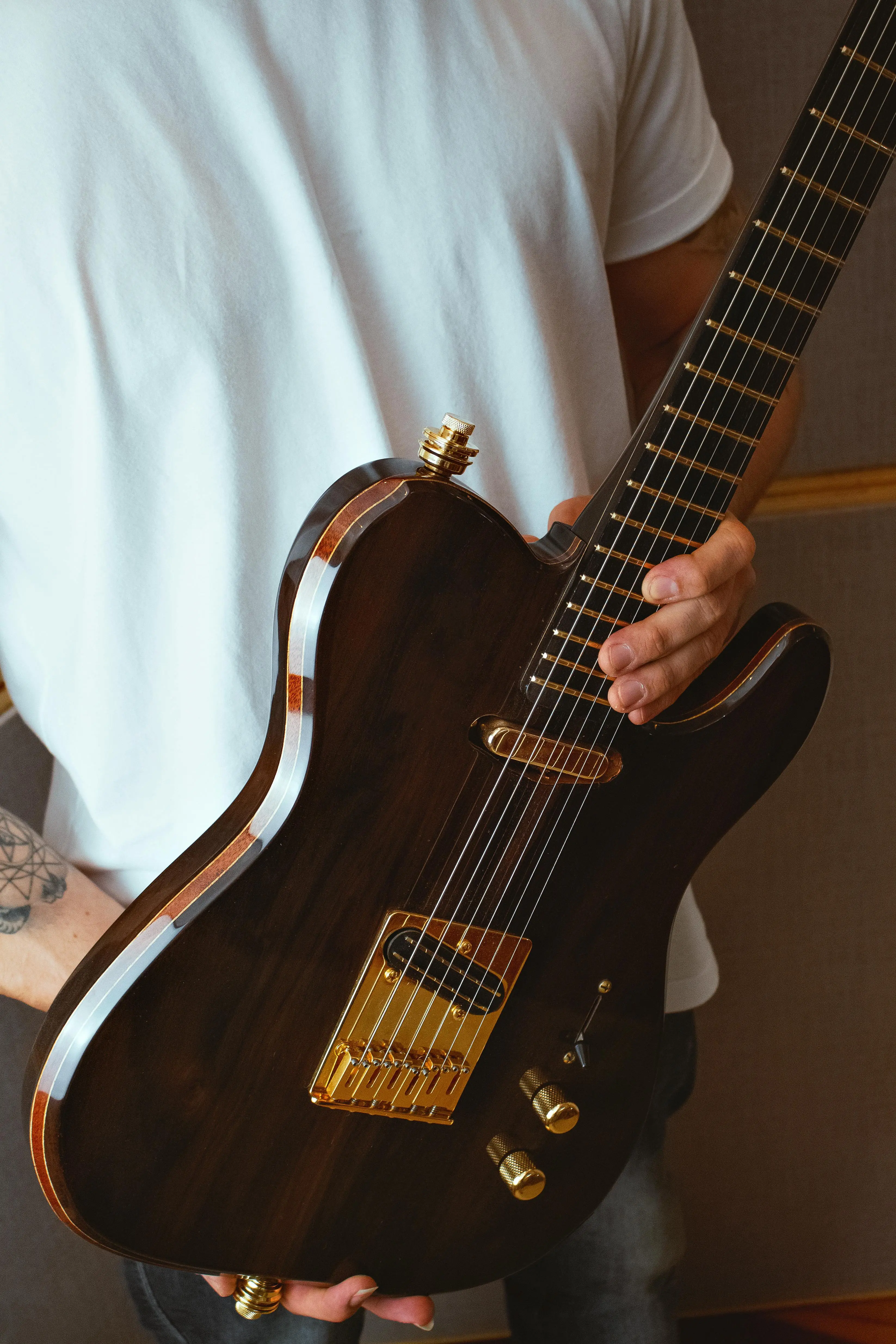 Mengenal Akar dan Evolusi Gitar: Perjalanan Melodi Sepanjang Zaman