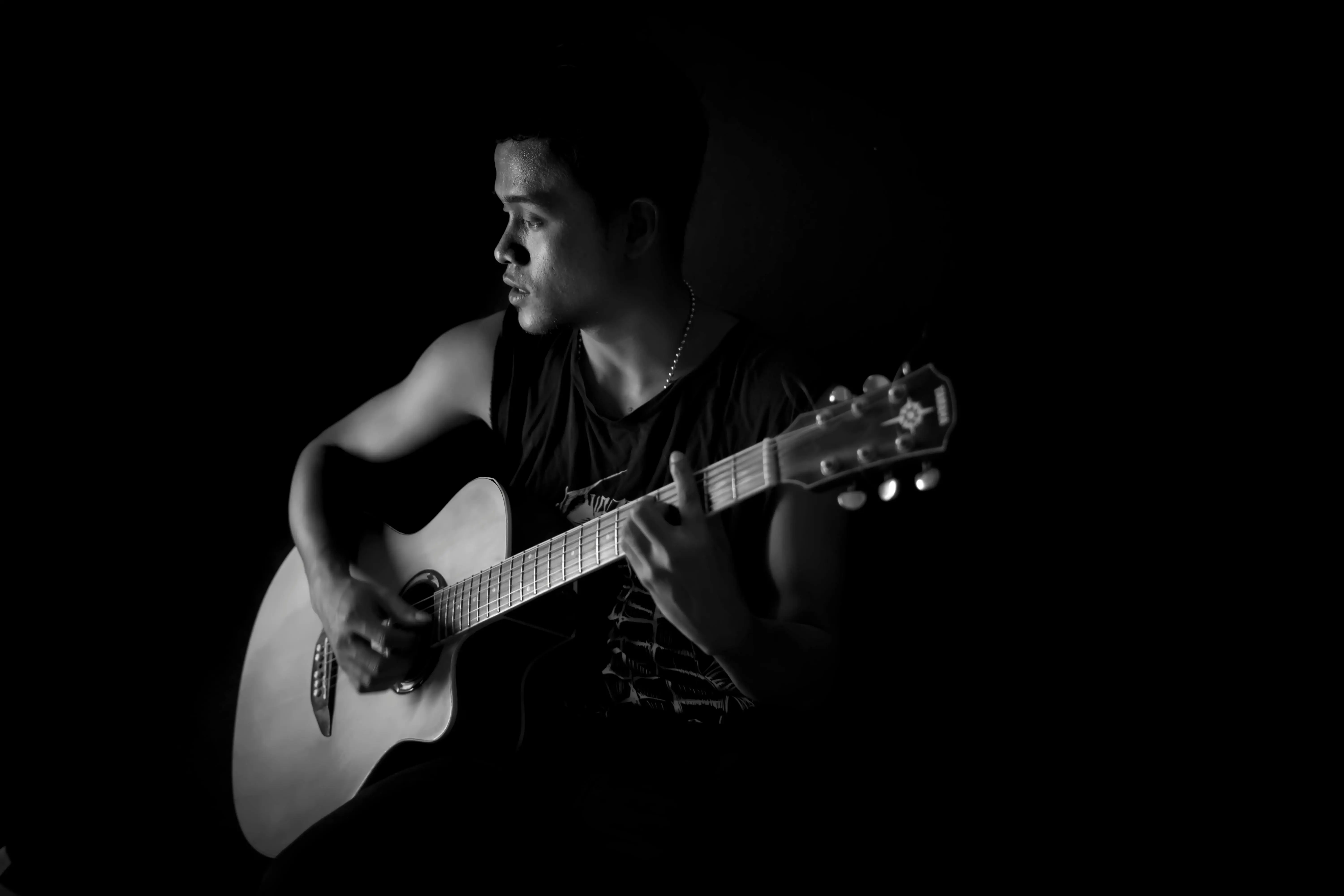 Seni Mengalunkan Nada: Panduan Belajar Gitar untuk Mengiringi Lagu Sendiri