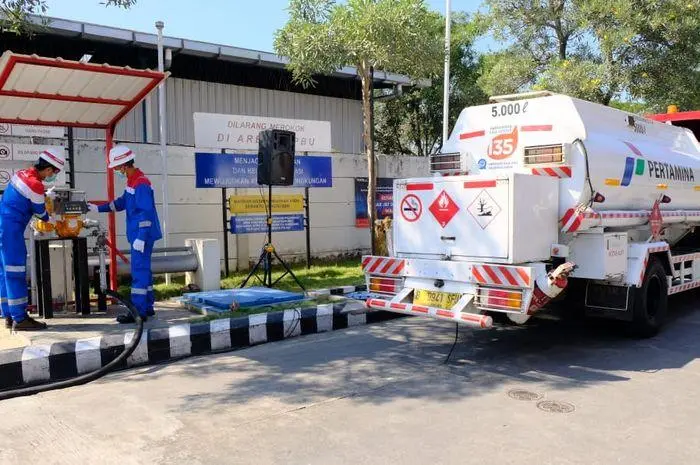 Isi Bensin Saat Truk Tangki Sedang Bongkar Muat, Benarkah Bikin Mesin Rusak?
