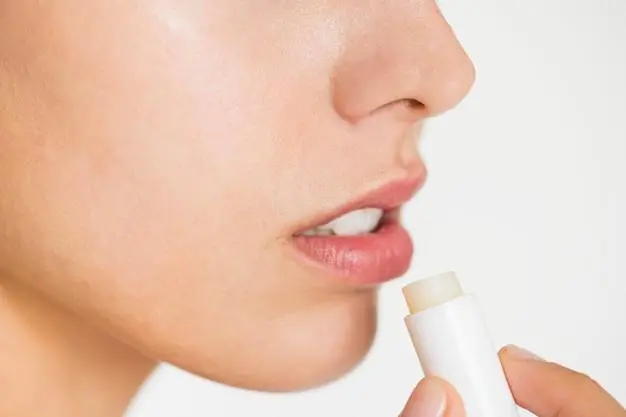 Sering Terabaikan, Ini Manfaat Penting Pakai Lip Balm Ber-SPF saat Siang Hari