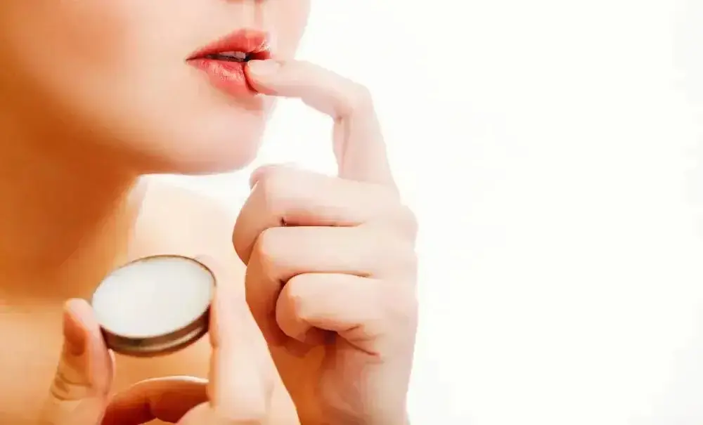 Bikin Sendiri di Rumah: Cara Mudah Membuat Lip Scrub Alami dari Gula dan Madu