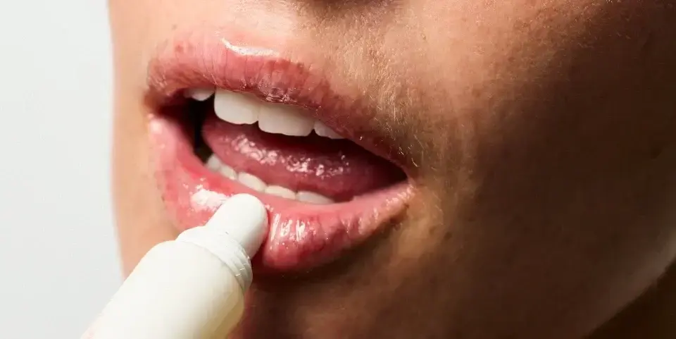 Mengenal Efek Samping Terlalu Sering Pakai Lip Mate dan Cara Mengatasinya