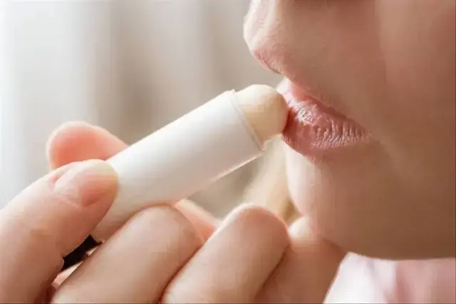 Bibir Hitam dan Kering? Simak Urutan Lip Care Routine Malam Hari yang Benar