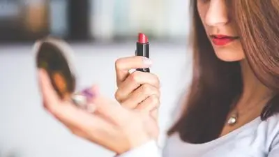 7 Tips Agar Lipstik Tahan Lama dan Tidak Luntur Meski Makan Seharian