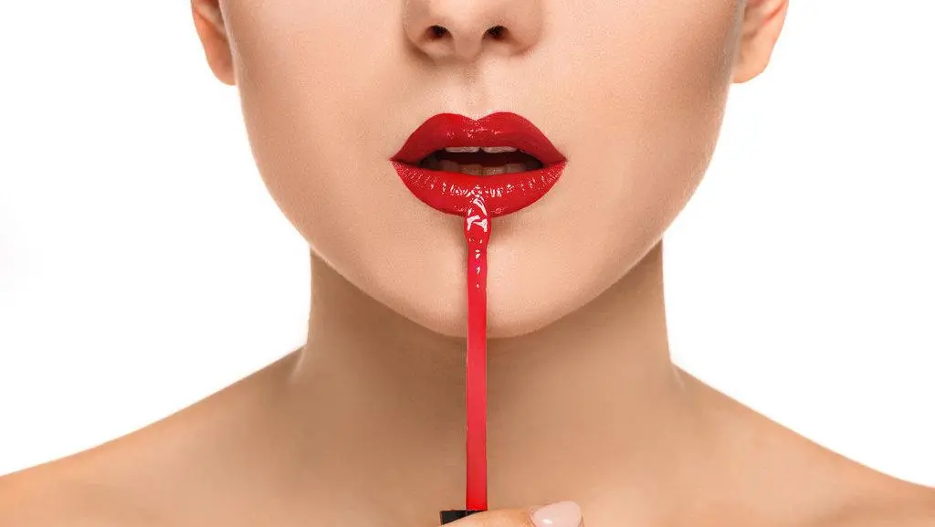 Jangan Keliru! Ini Waktu yang Tepat Pakai Lip Balm, Lip Oil, dan Lip Gloss