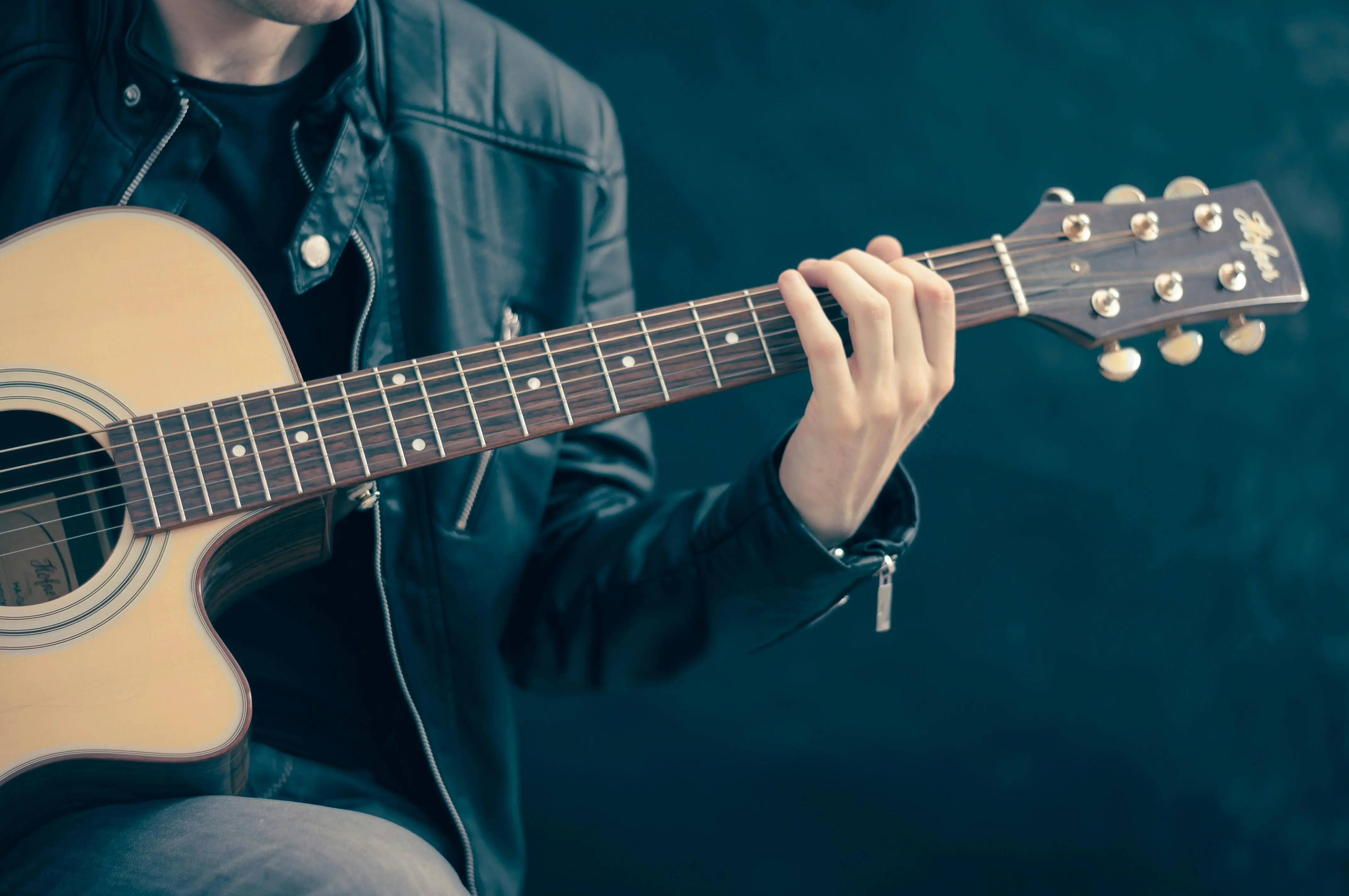 Belajar Gitar di Usia 30an ke Atas: Mitos Kesulitan vs Fakta Menyenangkan