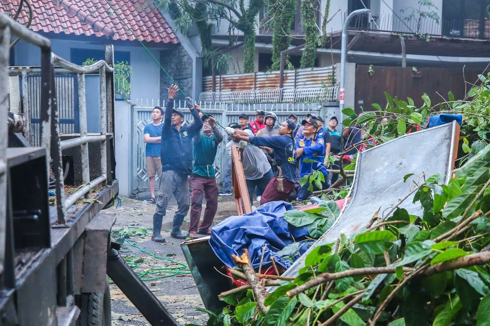 Antisipasi Pohon Tumbang, Pemkot Bandung Gandeng Brimob Gelar Patroli Mitigasi Bencana