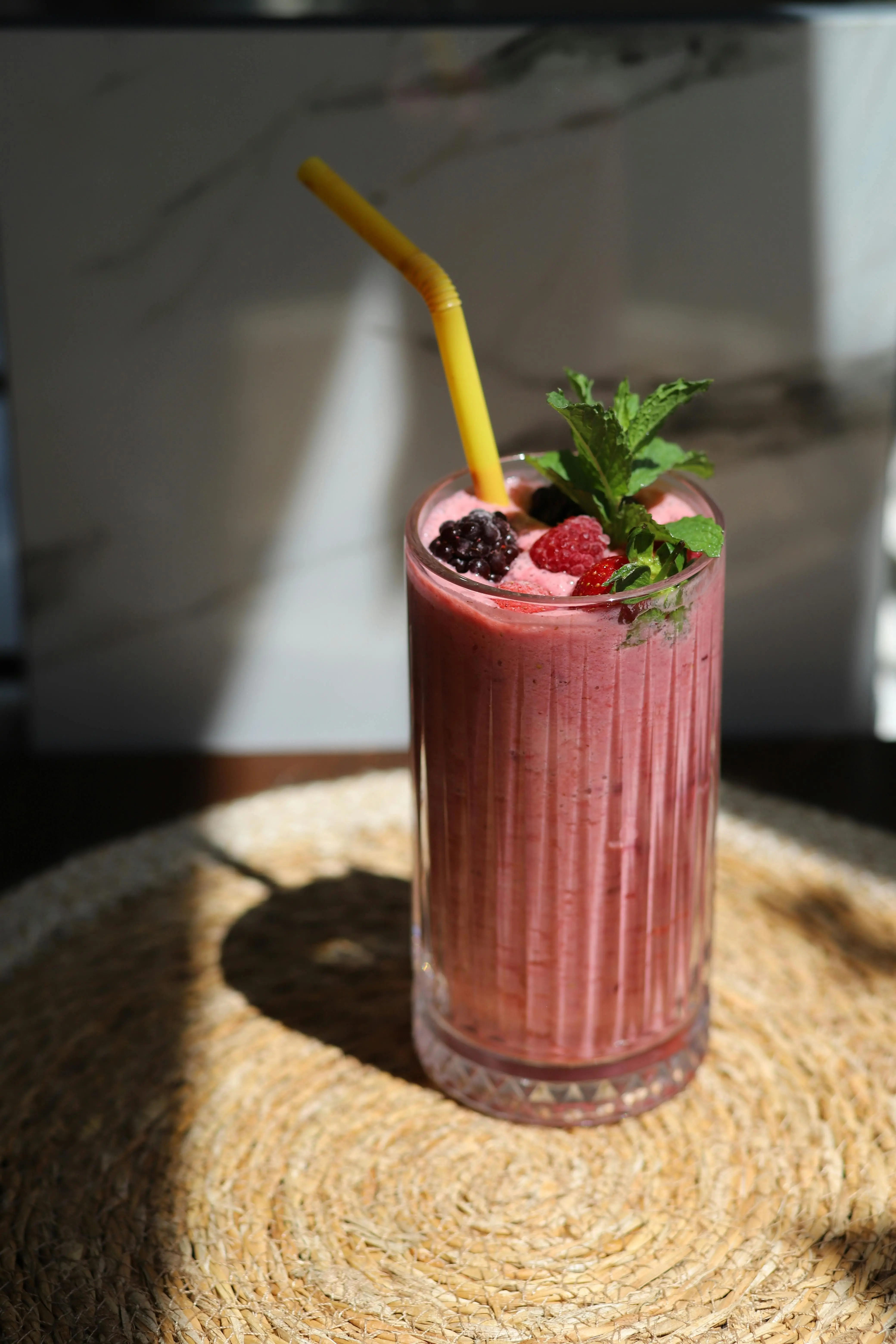 Energi dalam Gelas: Menjelajahi Manfaat dan Kesegaran Smoothie Berry untuk Sarapan