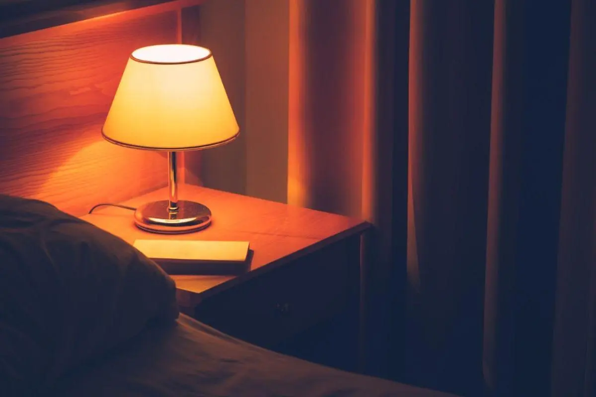 Tips Memilih Lampu Kamar: Cahaya Putih vs Cahaya Kuning, Mana yang Lebih Sehat?