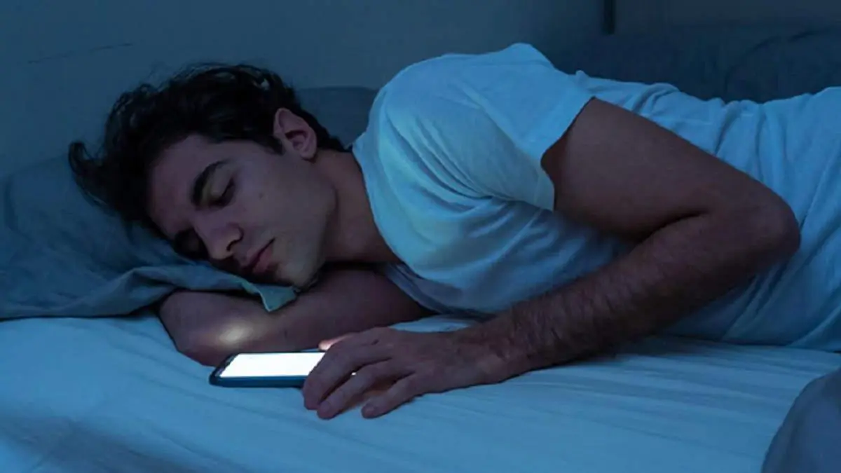 Bahaya Menaruh HP di Dekat Kepala Saat Tidur: Radiasi atau Gangguan Psikologis?