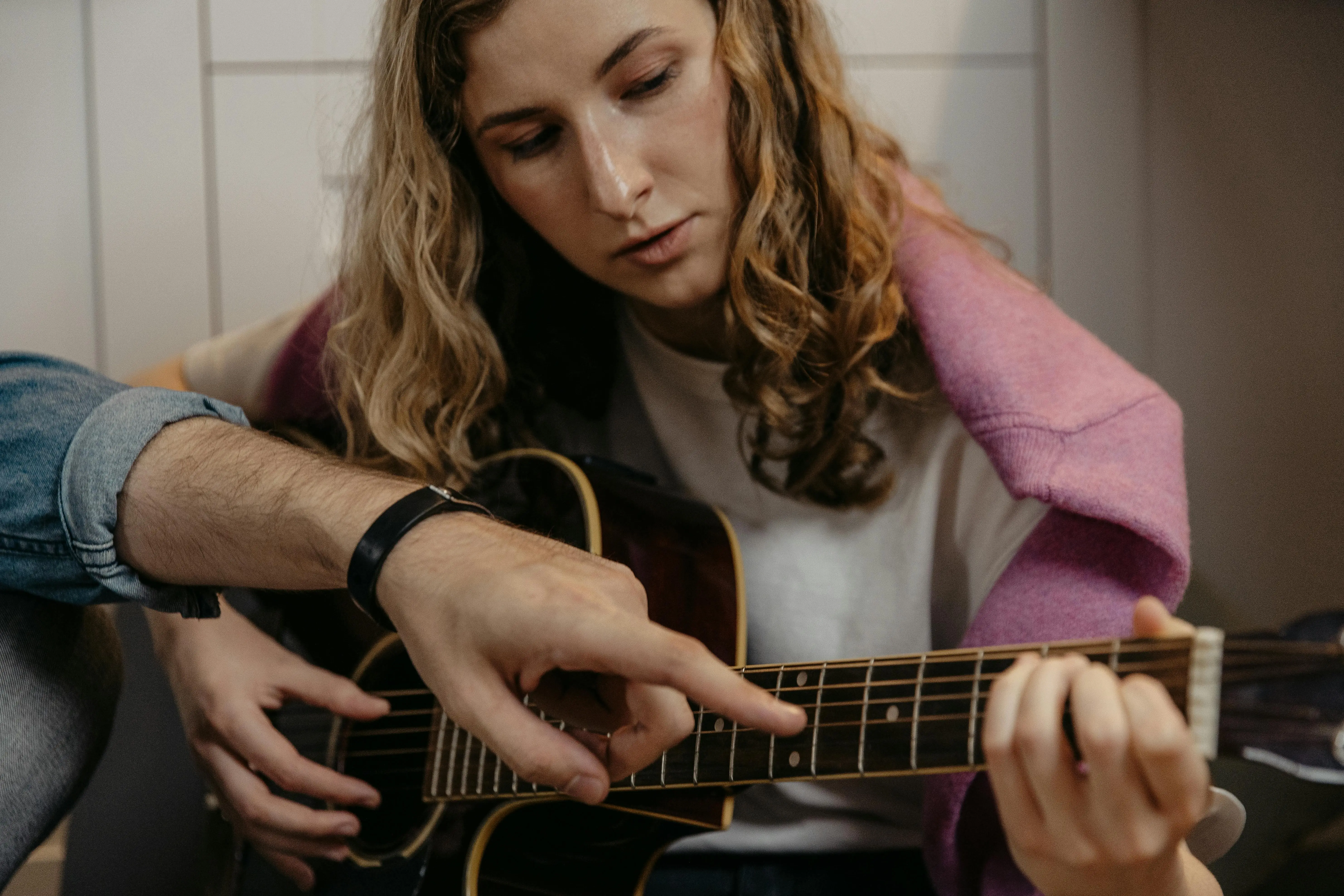 Bermain Gitar dan Kesehatan Mental: Melodi yang Menyembuhkan dari Dalam