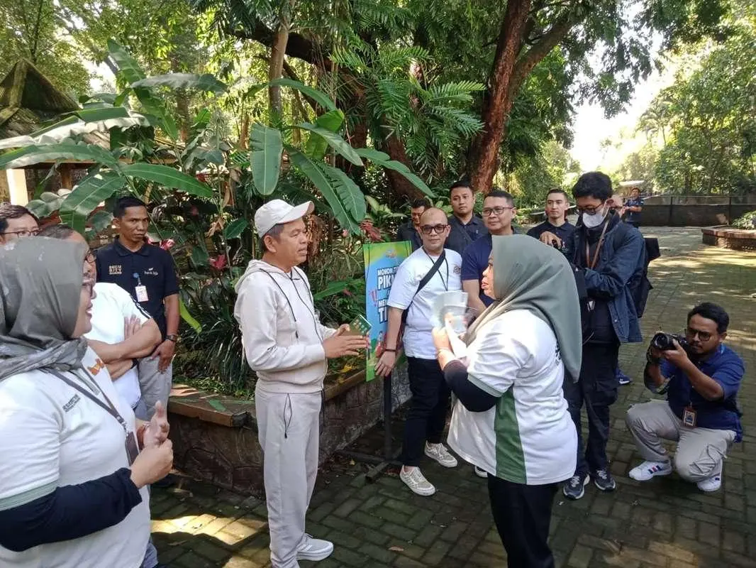 Gubernur Dedi Mulyadi Bayar Tunai Gaji Karyawan Kebun Binatang Bandung yang Menunggak