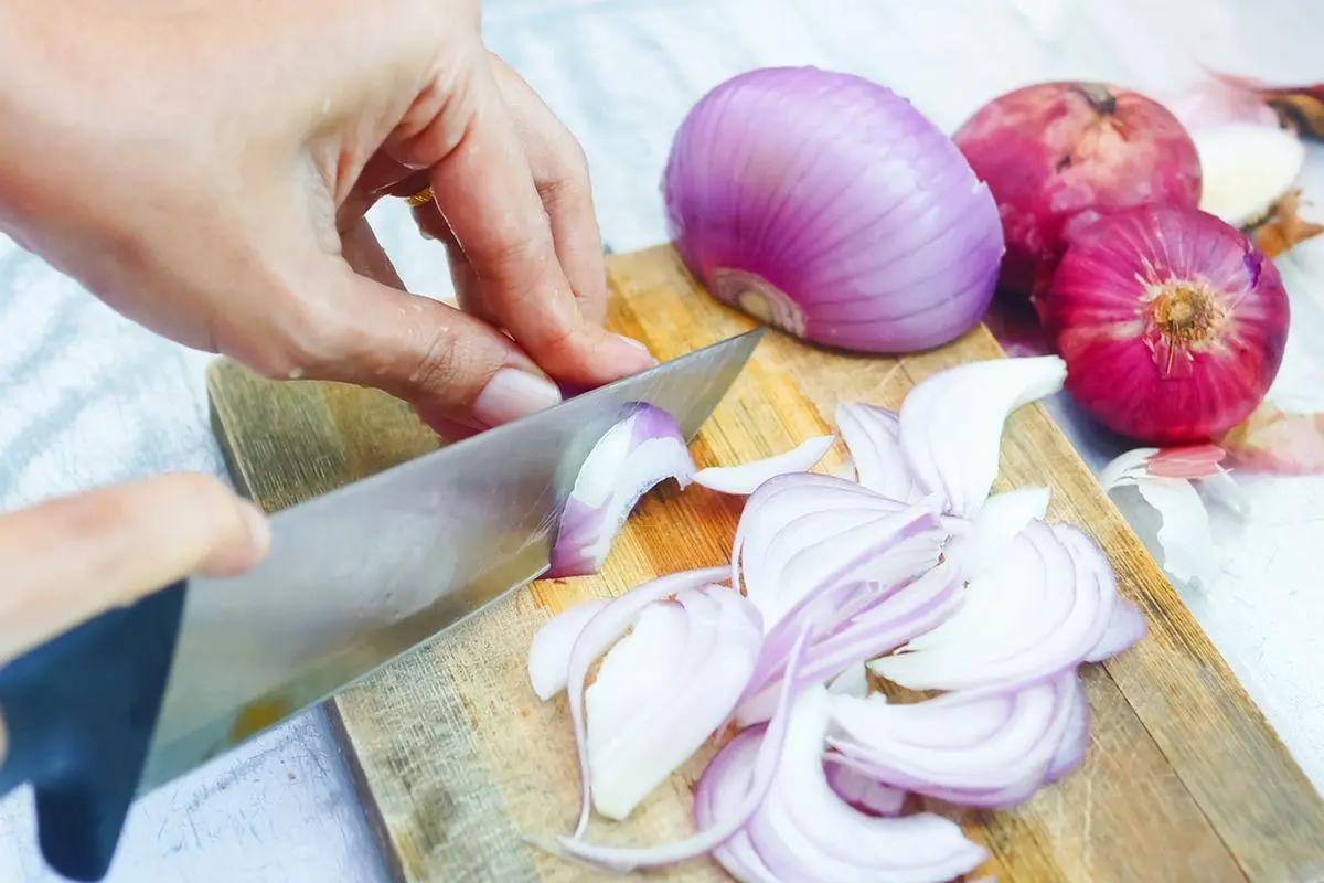 Anti Pedih! Begini Cara Kupas Bawang Merah agar Mata Tidak Berair