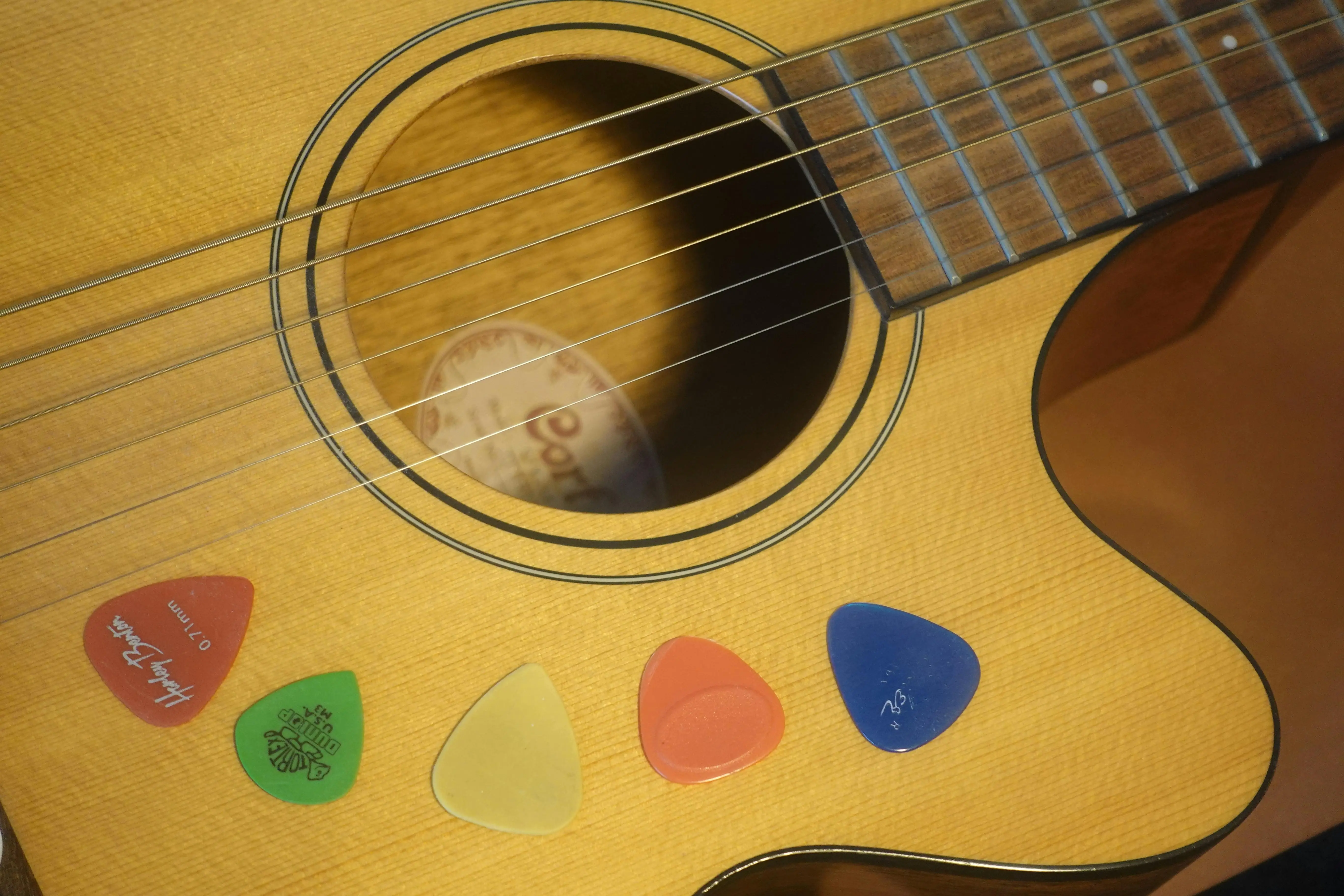 Rahasia Tone Maksimal: Mengapa Pemilihan Pick Gitar Jauh Lebih Penting dari yang Anda Kira