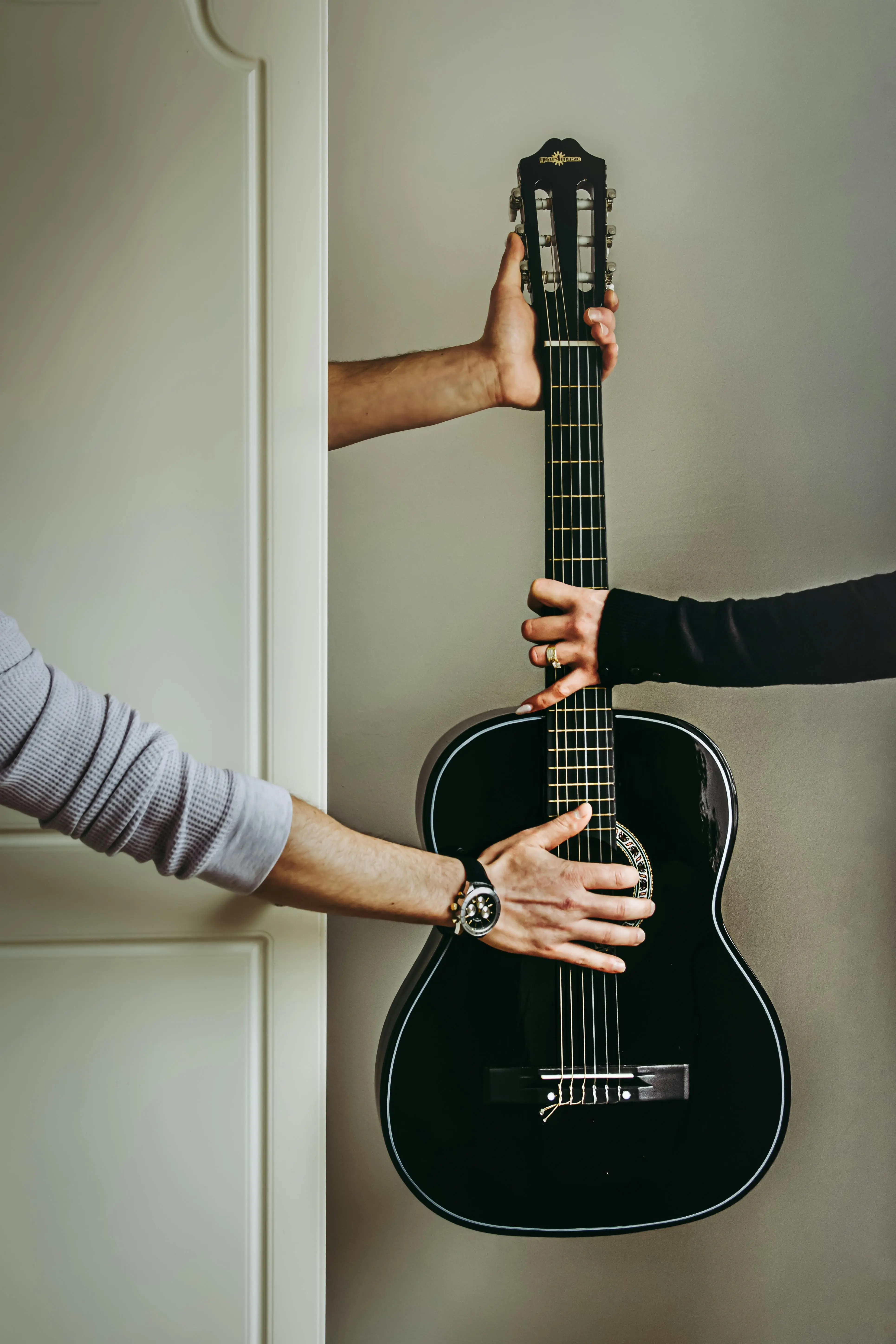 Baru Belajar Gitar? Inilah 7 Aksesoris Wajib yang Mempercepat Proses Latihan Anda