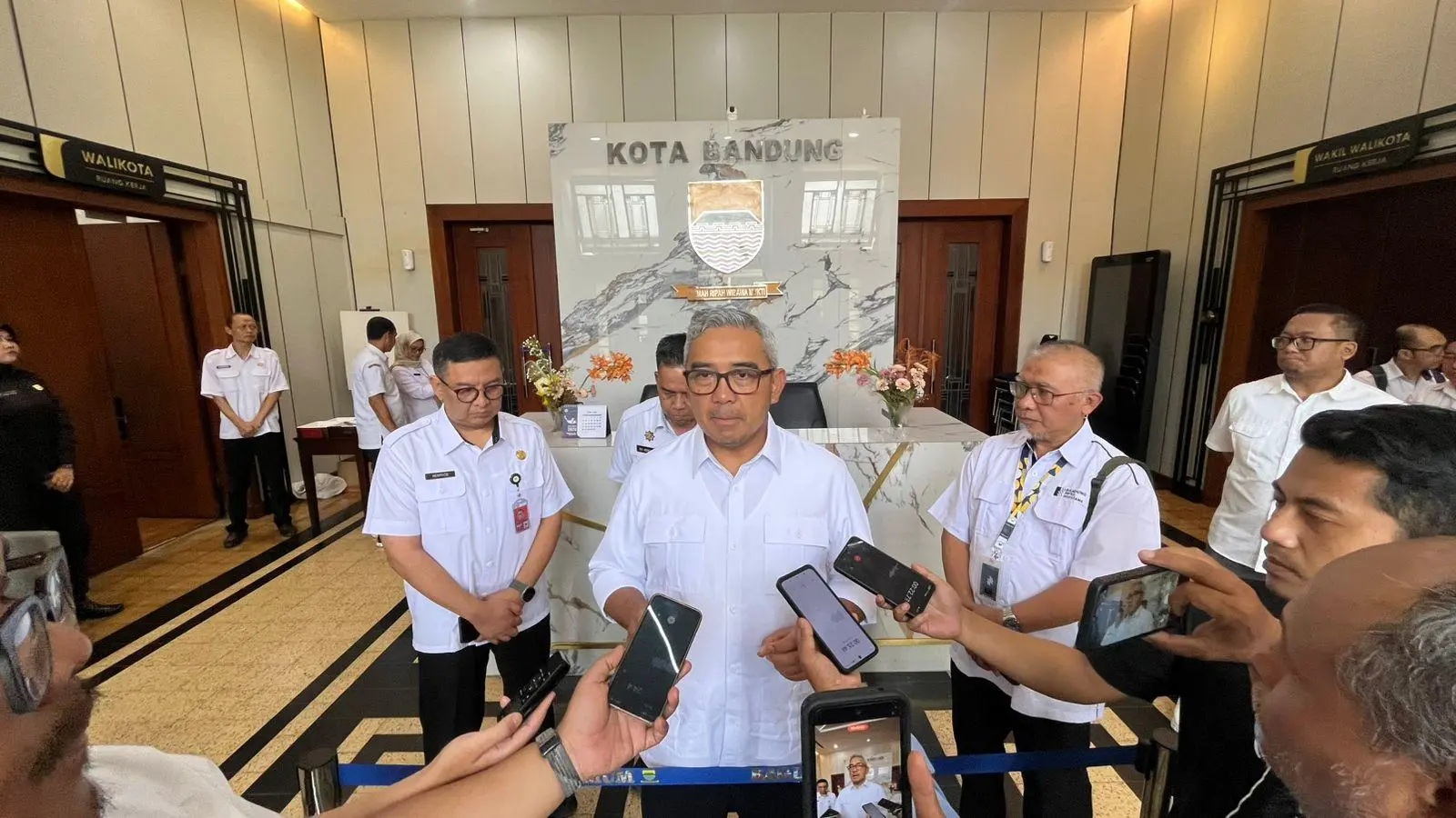 Strategi Dishub Bandung Urai Kemacetan: Dari Water Barrier Hingga Tindak Tegas Travel