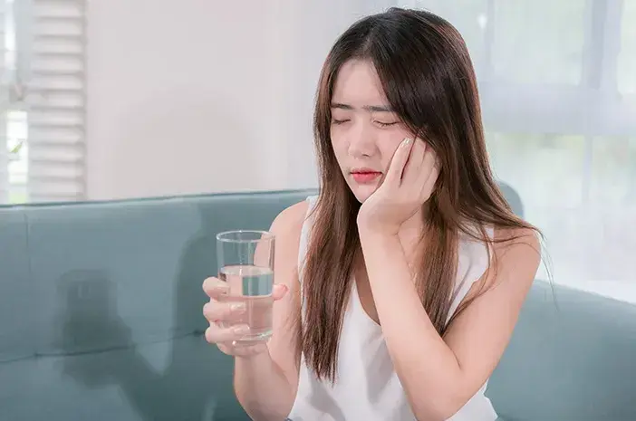 Cara Mengatasi Gigi Sensitif agar Nyaman Saat Mengonsumsi Makanan Dingin