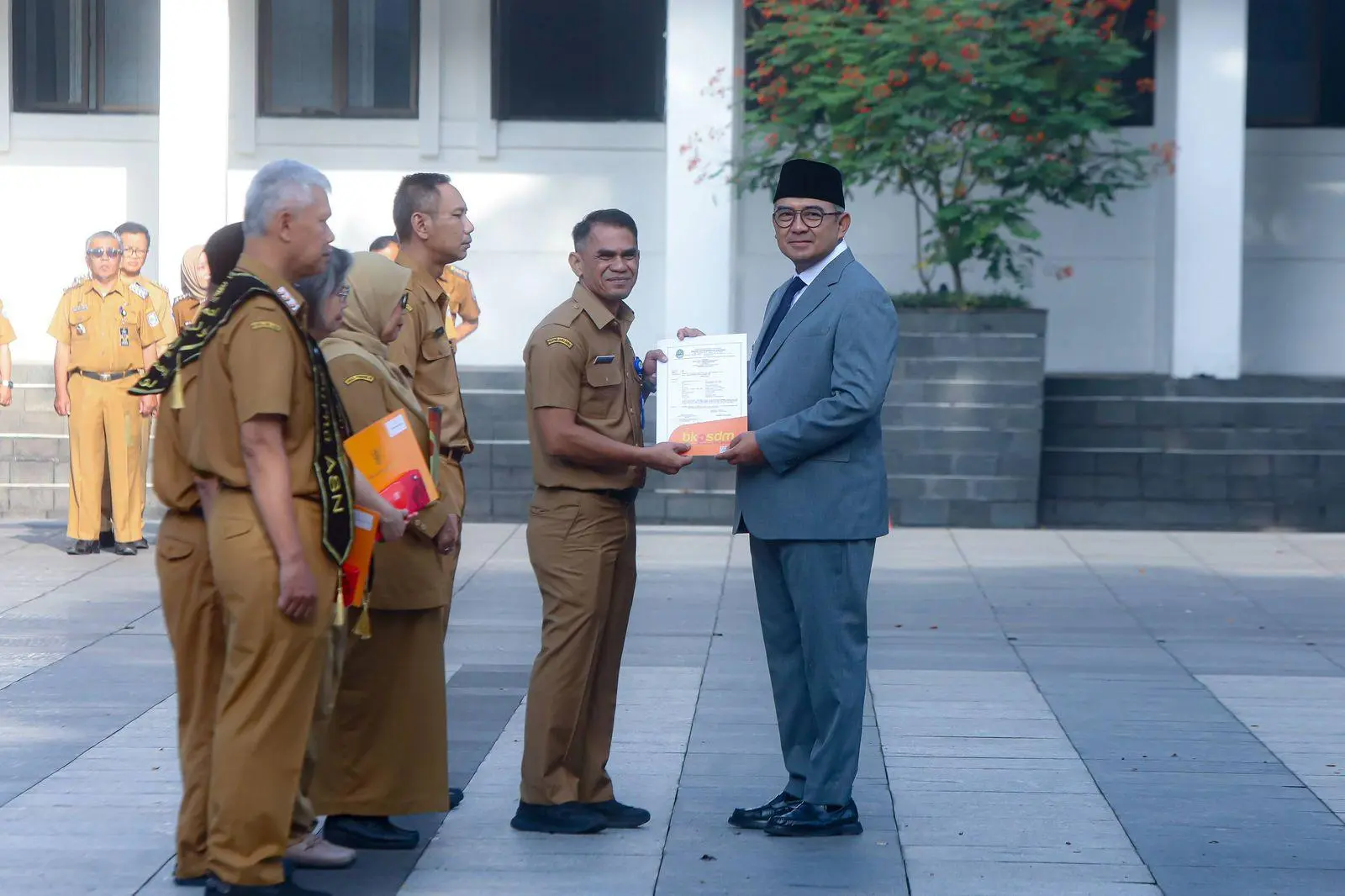 Wali Kota Bandung Beri Penghargaan Spesial untuk Purna Bakti di Plaza Balai Kota